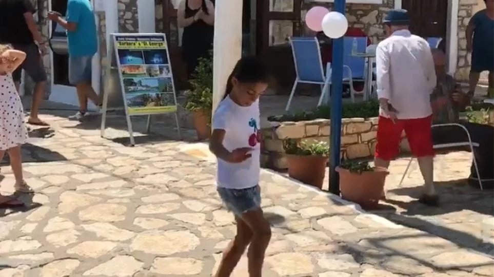 Αποθέωση: Κοριτσάκι χορεύει το «Ζεϊμπέκικο της Ευδοκίας» στο Καστελόριζο και «ρίχνει» τα μέσα κοινωνικής δικτύωσης!